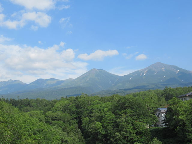 ���̏ォ�猩������l�̎R_���Ђ��̑�