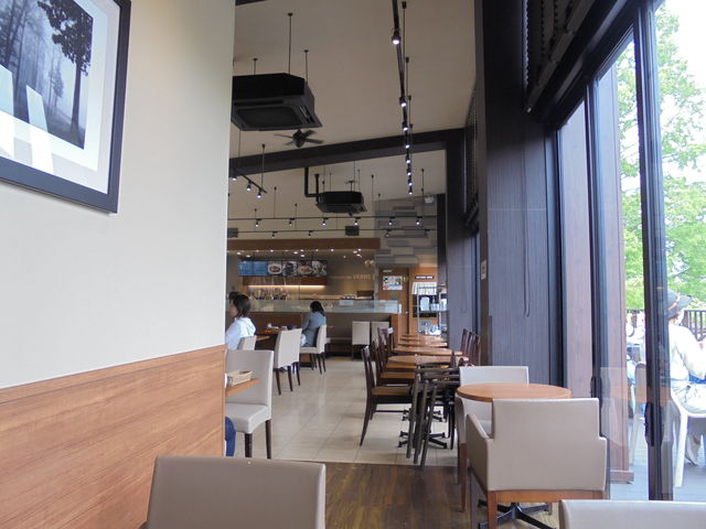 ԉ̃e[uȂ_]EhEF[iCAFE de CRIEj