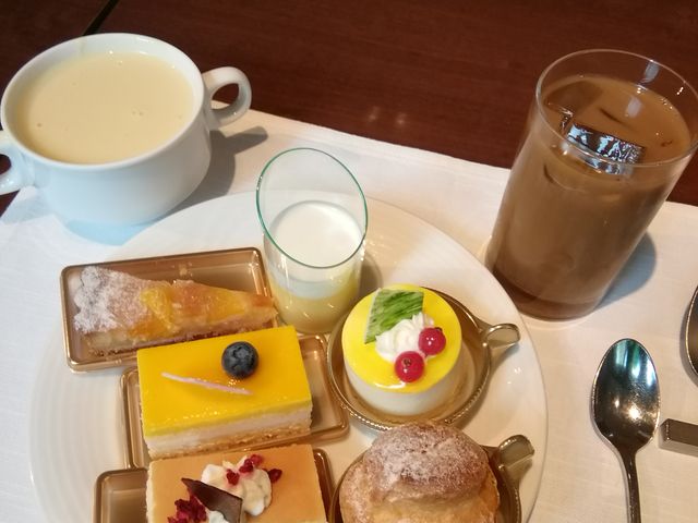 �X�[�v�����������āA�f�U�[�g�O�ɂ�����t�B�f�U�[�g������������������_�R�[�g���[�h�}���I�b�g��������z�e��