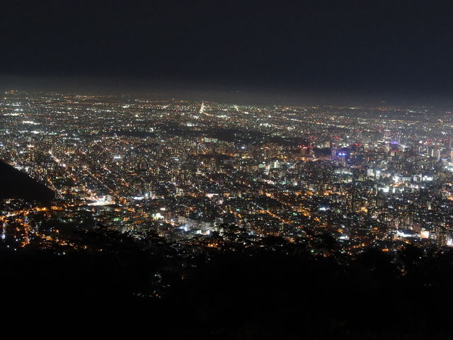 確かに大規模な夜景_藻岩山（北海道札幌市）