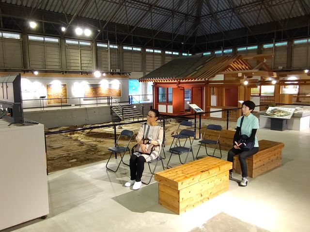 �ٓ��ɂ͕��a�䋅��Ւn�Ŕ��@���ꂽ�i�X��A�������ꂽ�������W������Ă���_���e�ِՓW����