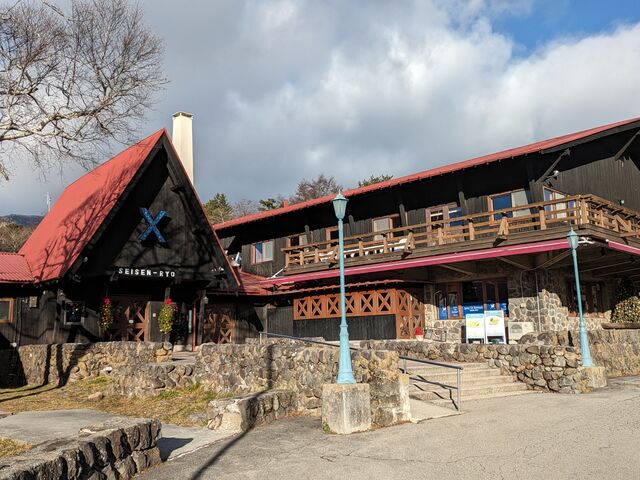 ���򗾖{�ق̐Ԃ��O�p�����ƁA�{�ٌ��ւɌf�����Ă���w�}�[�N����ۓI�ł��B_����