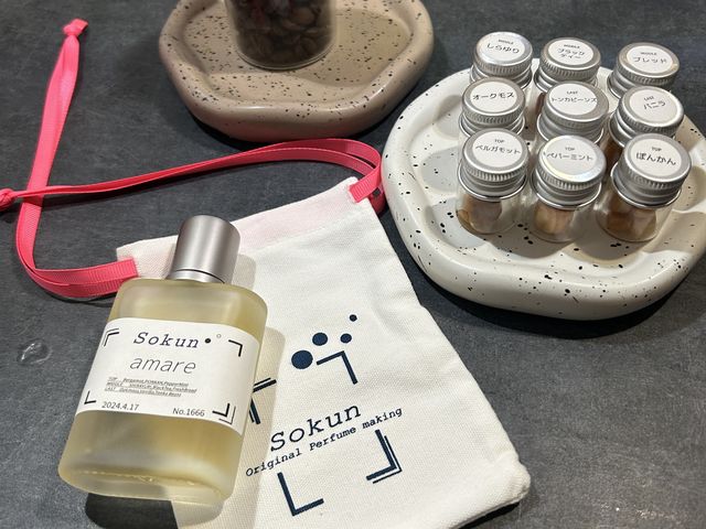 オリジナルラベルの香水瓶と紐のカラーを選んだ袋付き_Sokun