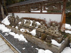 山門に「百八煩悩転生大念珠」があります - 輪光院のクチコミ