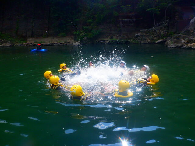 �F�ŗւɂȂ���_�A�E�g�h�A�N���uNUTS�@����x�[�X