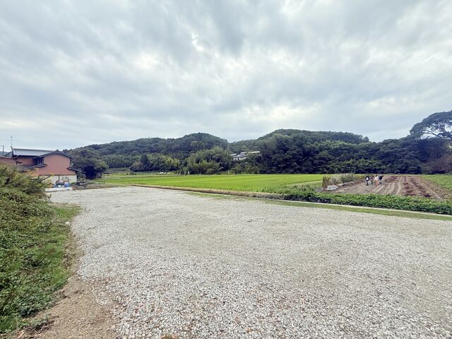 قǂ̌_𓹂ȂiނƁA@̊荶ɑ傫ȍ̒ԏꂪ܂_c_