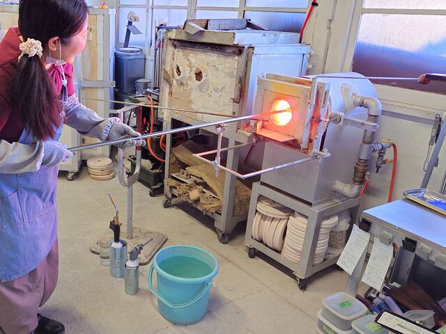 �F�ɋ߂Â��ƁA�M�������܂��B�֎q�������āA�������瓯�s�҂ɗǂ������ō�ƒ��̎ʐ^���B���Ă��炦�܂��B_�ɍ��ۃK���X�H�[�@���X