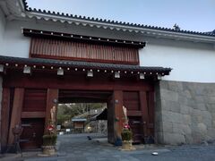 重厚な門をくぐって城址公園へ - 東御門のクチコミ - じゃらんnet