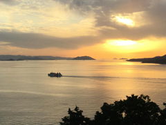 国民宿舎小豆島からの夕景は、訪れる多くの方を魅了しております。まさしく瀬戸は日暮れて　夕波小波　あなたの島へ・・・_小豆島ふるさと村