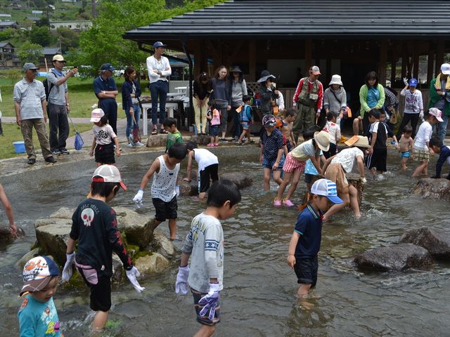 魚つかみ体験_フィッシングセンター水辺の館