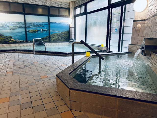 �y��̓��z
�ǂɂ��܂Ȃ݊C�����`����Ă���B
�����R��E�����C�E�I�V���C�E�T�E�i������B_�ݐ삹���炬�𗬊�