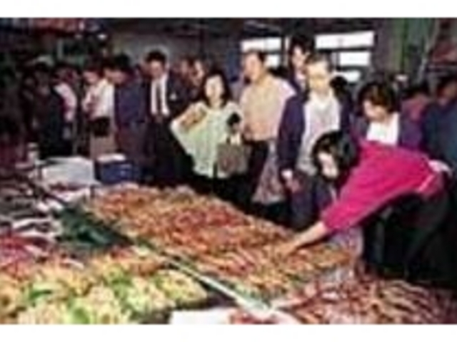 水揚げ直後のカニを求める人でにぎわう店内_金沢港いきいき魚市