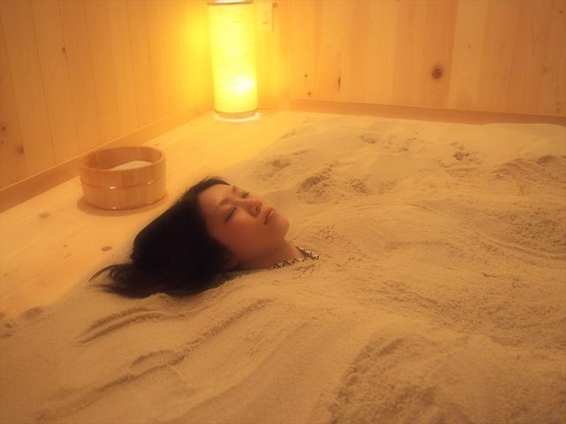 砂塩風呂
砂の粒に指先まで包まれる砂塩入浴は、砂の心地よい圧を感じながら血行の促進と発汗に身を任せます。_砂風呂屋　孳　－ふゆる－