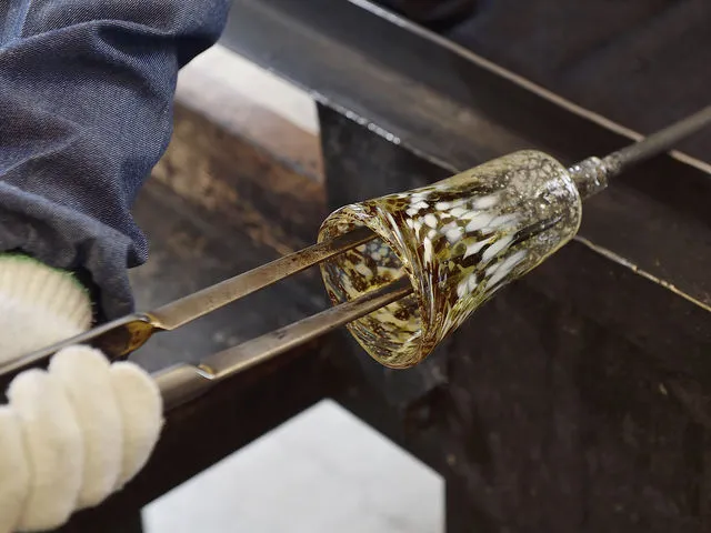 箱根クラフトハウスでガラスの形を整える作業