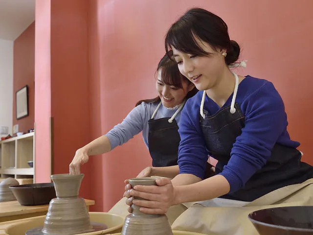 箱根クラフトハウスでスタッフに教わりながら器を作る電動ろくろ体験