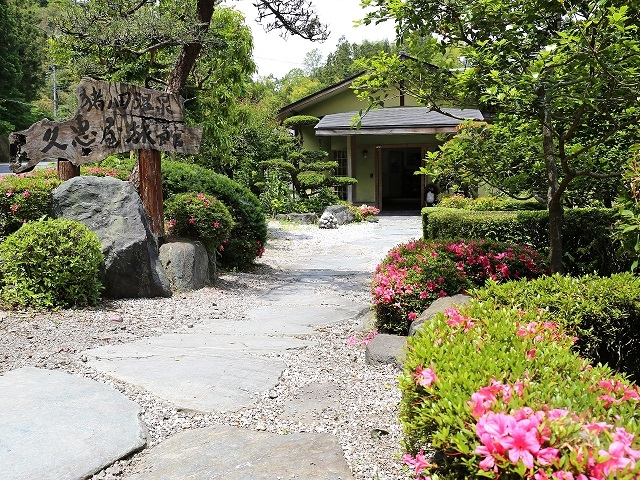 風情ある玄関入口の石畳　季節により楽しめる庭先_猪田温泉　絹の湯　久恵屋旅館