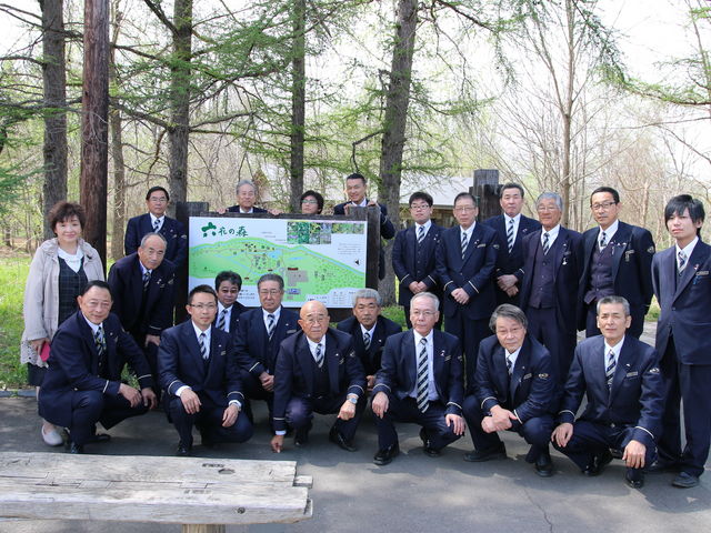 徹底した観光ガイド研修も行っております。(六花の森にて)_大正交通