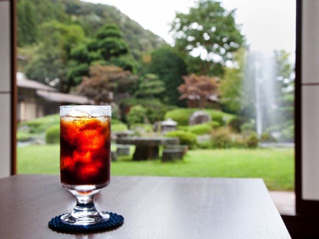 ���r�[�̋i���R�[�i�[�ł̓R�[�q�[�����񋟂��Ă���܂�_��̖�����O�����h�z�e��