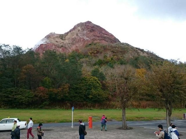 ����΂̏��a�V�R�͏��a18�N�ɔ��������N���ďo�����ΎR�� ���́u���ʓV�R�L�O���v�Ɏw�肳��Ă��܂��B�u���{�̒n���S�I�v�u���{�W�I�p�[�N�v�u���E�W�I�p�[�N�v�ł��B_�k�C�����M�ό��l�͂ȃ^�N�V�[