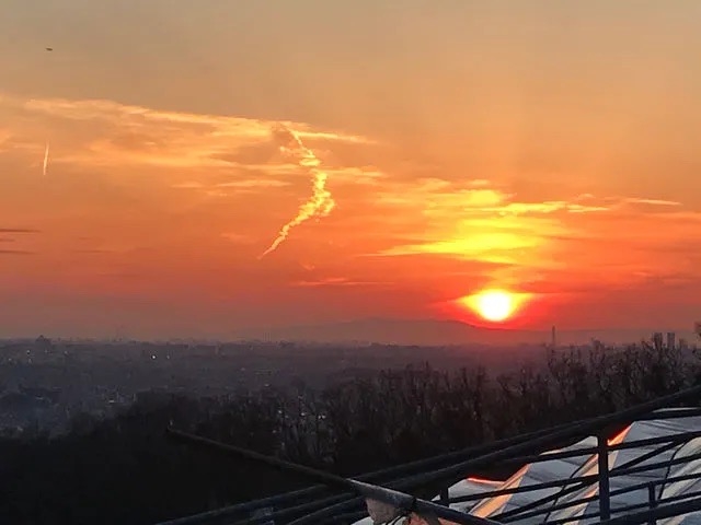 �u�[���̋u�ό��_��v�̗R���ɂȂ����A���̉����猩����[�Ă��̌i�F�B_�[���̋u�ό��_��(�����s�ό��Ԃǂ��Z���^�[�����x��)