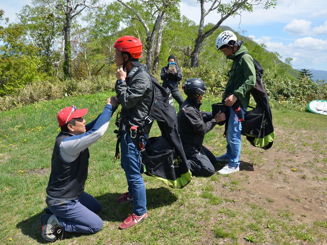 �m���Ƀn�[�l�X�A�w�����b�g�𑕒����܂�_�j�Z�R�p���O���C�f�B���O