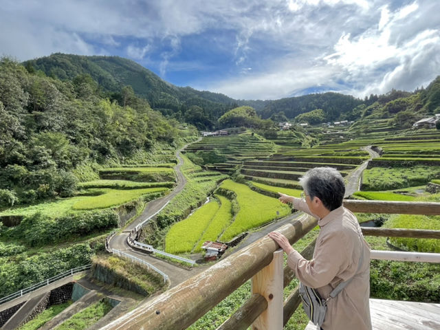 �ό��^�N�V�[�ɂāA���k�̒I�c���ꏏ�Ɍ����R�}_�J�[�v�ό��i�L���̃J�[�v�^�N�V�[�j