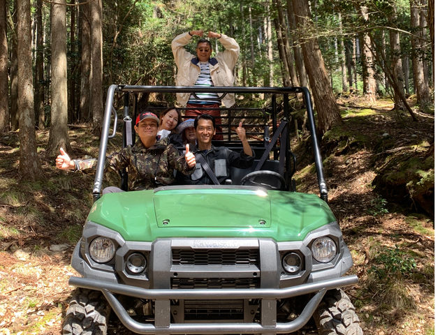 6�l���o�M�[�c�A�[�͍ő�5�l�܂ŏ�邱�Ƃ��ł��܂��B�^�]�̓C���X�g���N�^�[���v���܂��B_���s�E���k�N���b�h�c�A�[