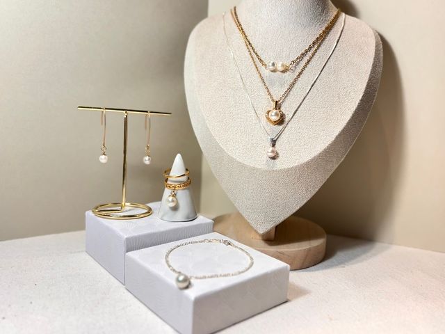 �X���ɓW�����Ă���A�N�Z�T���[���炨�D���Ȃ��̂����I�т��������B_�^��̌� HAPPY PEARL