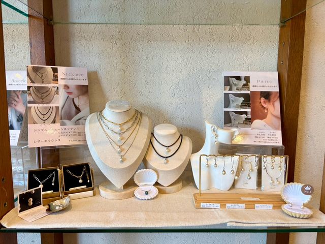 �X���ɓW�����Ă���A�N�Z�T���[���炨�D���Ȃ��̂����I�т��������B_�^��̌� HAPPY PEARL