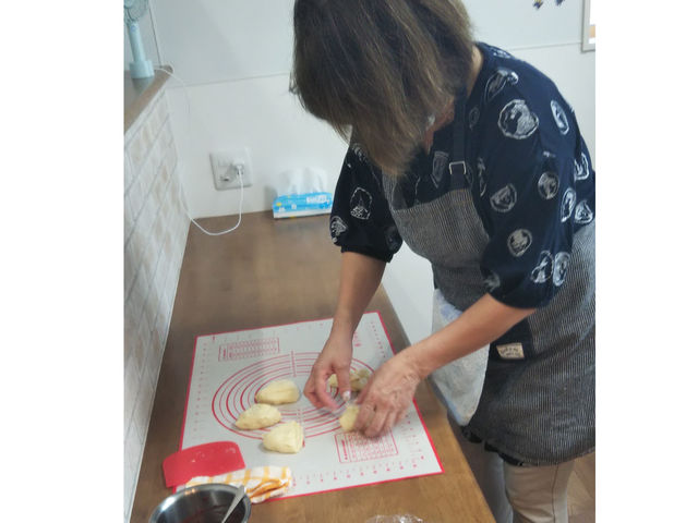 ��l��ƂŐg�ɕt�����b�X��_���L�b�`��