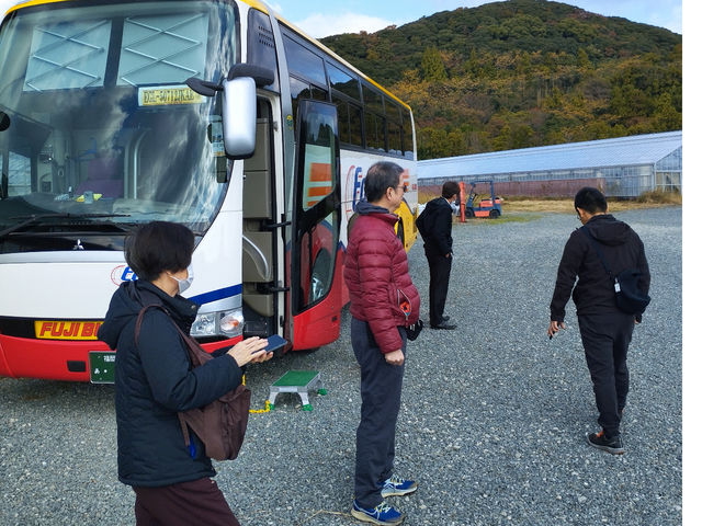 �ό��o�X�������x�ɒ��Ԃł��钓�ԏ�̍L���ɁA���������o�X�̕��X���[���ł��ˁB�B_�����_��