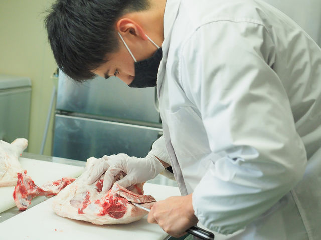 �������r�����J���̂̓V�F�t�̂��d��_�u�̏�̃I�[�x���W�� �n�[�g���c���[