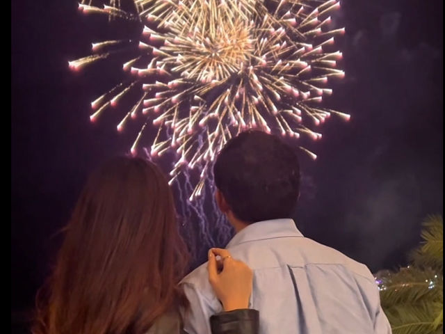 ����̎w�ւɁA�j���̉ԉ�_RAVINA OKINAWA