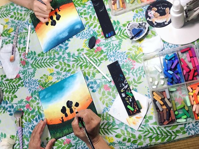 �t�ďH�~�A��R�̊G�������p�ӂ��Ă���܂��B���G�������������܂��̂ŁA�h��G���o�Ŋy���߂܂��B_�`���[�N�A�[�g Belle Epoque