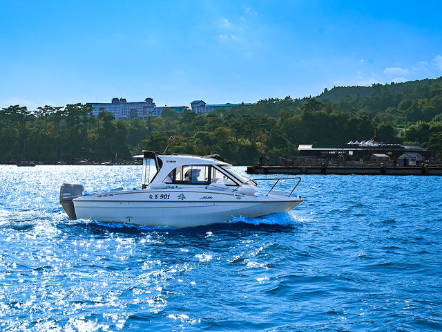 �C���猩�鏼���`�́A���i�����ꂽ�i�F�ƑS���Ⴂ�܂����B��������̑D���s�������A�`���̊��C���C�ォ����`����Ă��āA�V�N�Ȋ���������܂����B_JMRA�{�[�g�h���C�r���O�y�}�����Q�[�g�����`�����z