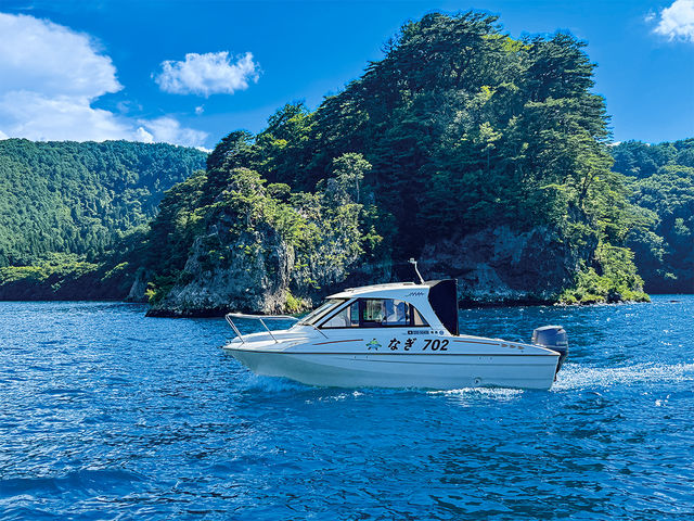 ���c��΂̐ԍ���Ώォ�猩��ƁA�܂�ŊC�̂悤�ȍ��o�ɁB�����Ȑ��Ɣ���ݕǂ��D��Ȃ��A�鋫�����ӂ���i�ł��B_JMRA�{�[�g�h���C�r���O �y���c��΁z