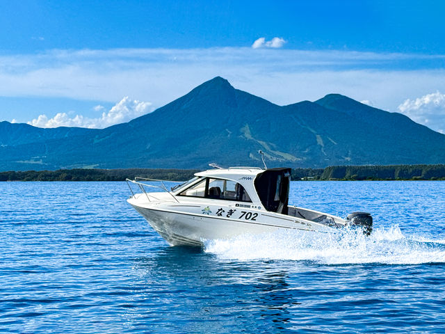 ���₩�ȒW���΂�����A�܂�ŋ��̂悤�Ȑ��ʁB�Î�̒��A�q�Ղ��`���O�Ղ��������ԂƋ�Ԃ�؂�J���B�܊����������܂��A���R�ƈ�̂ƂȂ鎊���̏u�Ԃ�̌����Ă��������B_JMRA�{�[�g�h���C�r���O �y���c��΁z