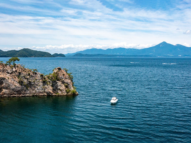 �ԍ�̒f�R��ǂ�����`����
�΂̔����A�ԍ�B�r�X�����f�R��ǂ��D��Ȃ��s��Ȍi�ς��A�ԋ߂���̌��B�n���̑�����������A�X�������O�Ȗ`�������Ȃ���҂��Ă��܂��B_JMRA�{�[�g�h���C�r���O �y���c��΁z