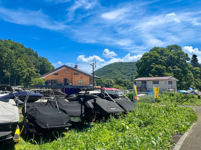 �������~��ČΔȂ̓���i�ނƁA�u�K���̒��c�l�}���[�i�ɓ����I�����̓C���X�g���N�^�[���Ί�ł��҂����Ă��܂��B�f���炵���i�F�̒��ŁA�y�����u�K���n�܂�܂���I_JMRA�{�[�g�h���C�r���O �y���c��΁z