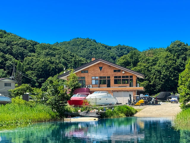 �܂�ŊC�O�̂悤�ȃ��O�n�E�X���L���镗�i�̒��ŁAJMRA���D���K�𖞋i�I�f���炵�����P�[�V�����ŁA�y�������D�X�L�����K���ł��܂���B_JMRA�{�[�g�h���C�r���O �y���c��΁z