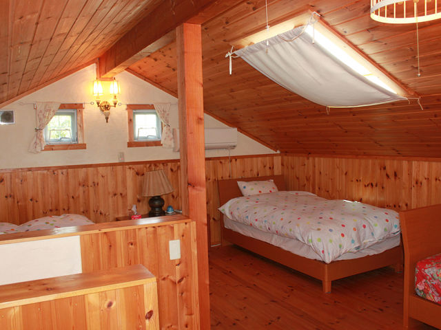 ���Ɩ؂̎� �z���z�b�N ���r���O�@�Q��_Garden and Cottage ���Ɩ؂̎�