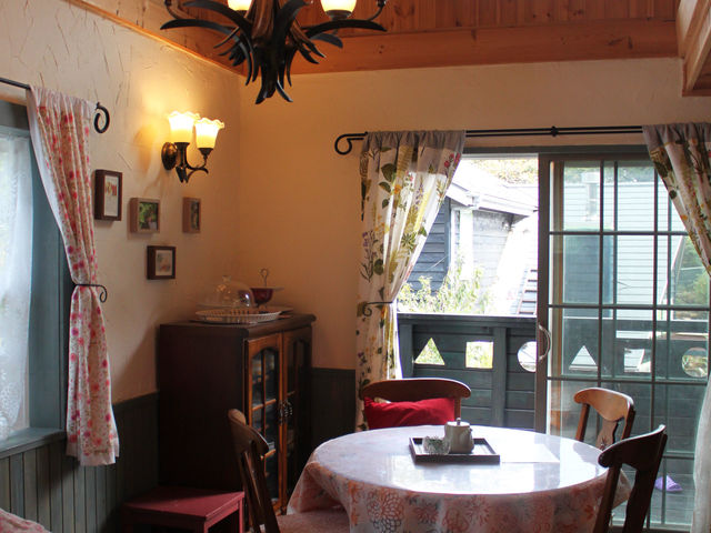 ���Ɩ؂̎� ���C���h�X�g���x���[ �_�C�j���O_Garden and Cottage ���Ɩ؂̎�