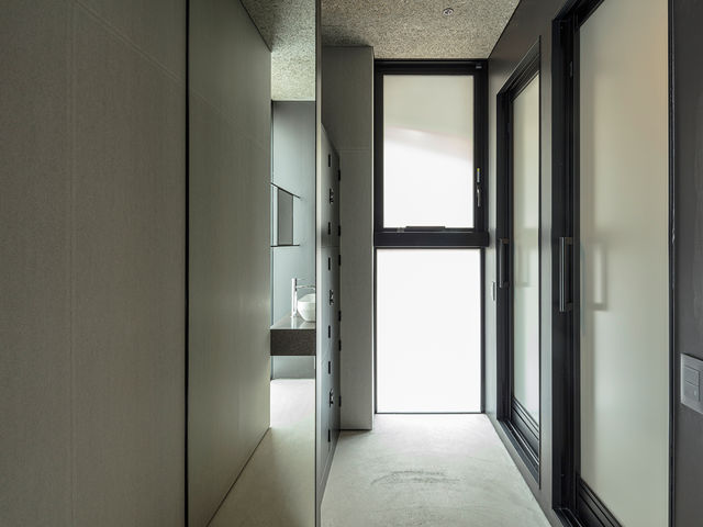 ���V�����[��2��
�V�b�N�ȓ����̃V�����[���[���B���Ƀ_�C�������������b�J�[������܂��B_���̉�