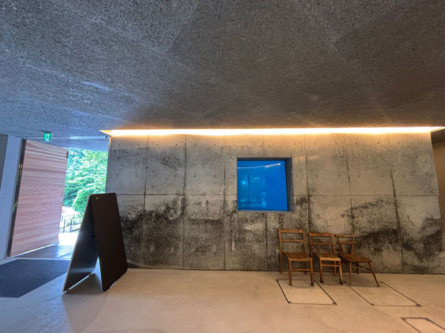 ���r���O�̕ǂɋ󂢂�������_�C�r���O�v�[���̒����̂����܂��B_���̉�