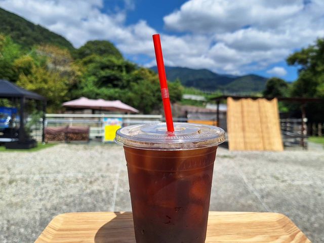 �������ꂽ�R�[�q�[�����P�t�P�t���������ɒ��J�ɔ҂��Ē��o���铖�ꎩ���̃R�[�q�[(�z�b�g���A�C�X)���D�]�����Ă���܂����񂲏ܖ�������_�ۂɂ��Ă���