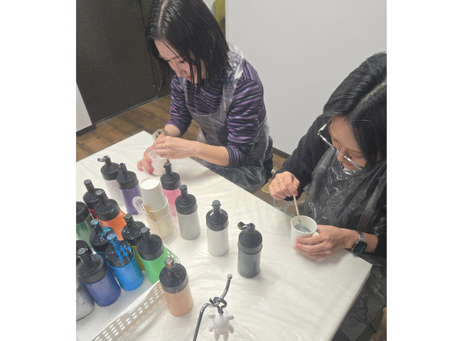 ���D���ȃy�C���g�J���[�̑I�сA�R�b�v�ɓ���č����č���Ă���l�q�ł���_MYBEAR STUDIO TOKYO �ѓc��