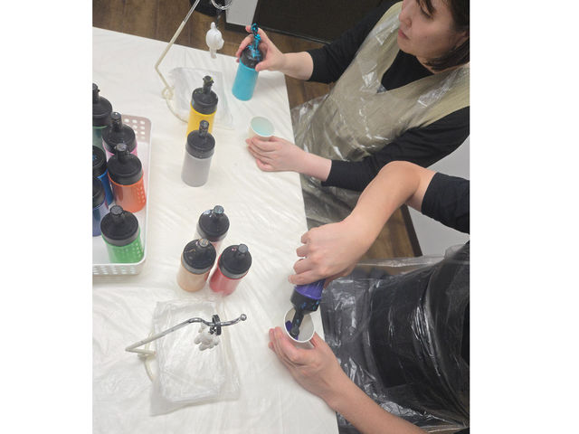 ���D���ȃJ���[��I��ŃR�b�v�ɓ���Ă���l�q�ł��B_MYBEAR STUDIO TOKYO �ѓc��