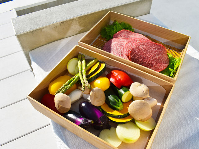 �v���~�A��BBQ�v�����ł̓o�[�x�L���[�ɕK�v�ȐH�ނ��t�����Ă���܂�_�r�[�`�e���X�[��