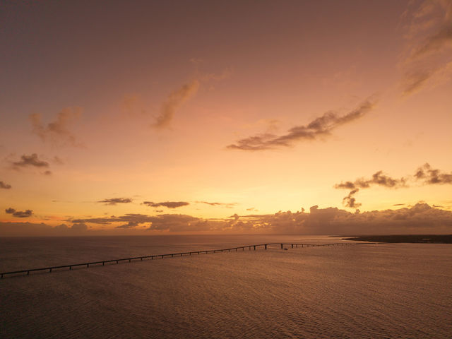 �󂪋��F�ɐ��܂�T���Z�b�g�t�H�g�B�Â��ɒ��ތ��ƊC�̃O���f�[�V���������ʂȏu�Ԃ��ʂ�܂��B_���܂̂܃t�H�g�b�{�Ó��L�O�ʐ^