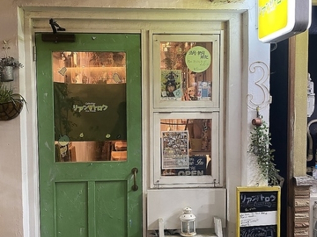 Cafe and Bar ���A��3�g�����̎ʐ^1